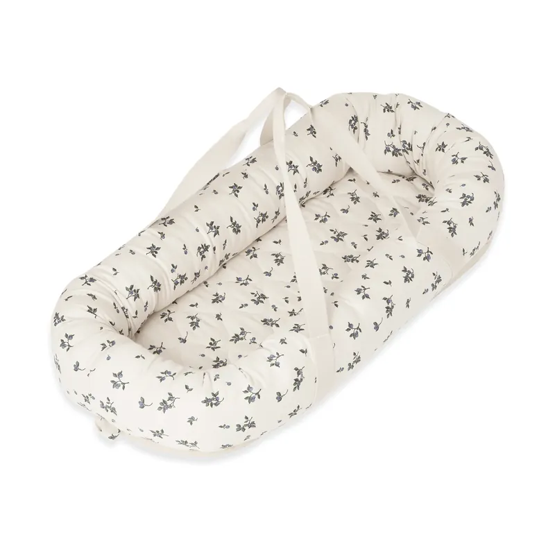 Blueberry satin quiltad babynest från Garbo&Friends Expressleverans